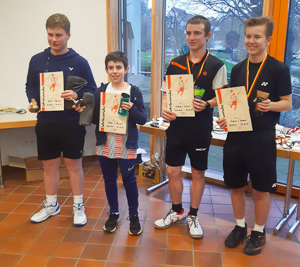 Artur Plaisant (2. v.li.), aktuell U13-Spieler, siegte mit Felix Haller (SG Schorndorf) im Doppel U17