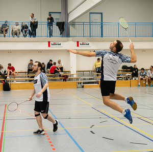 Jan Käpernick mit spektakulärem Jumpsmash im Doppel mit Julian Maier in Bellenberg